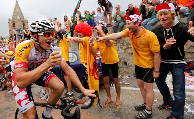 Adam Hansen ha protagonizado la imagen curiosa de la etapa 18 del Tour entre Gap y el Alpe d'Huez al ser fotografiado con una cerveza en su brazo derecho