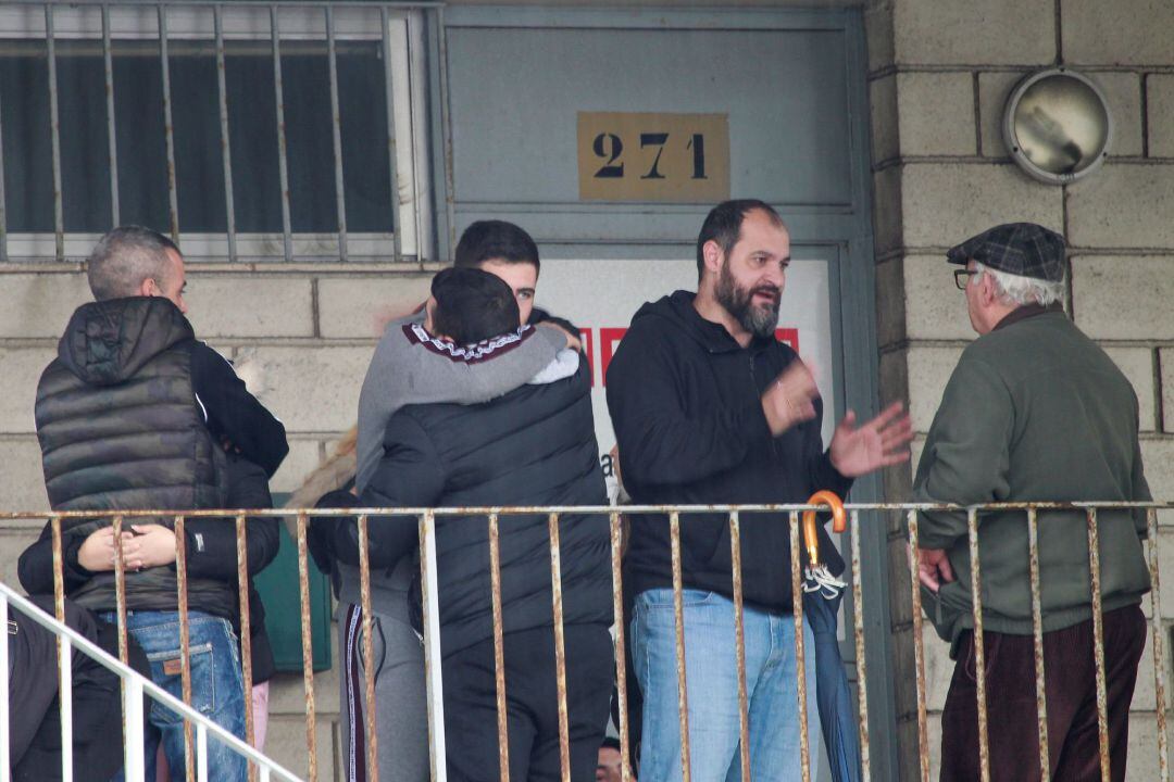 Familiares de los tripulantes del barco pesquero gaditano "Rua Mar" que permanece desaparecido cuando faenaba esta madrugada en aguas marroquíes, esperan noticias en la sede de la Federación Andaluza de Asociaciones Pesqueras (FAAPE)