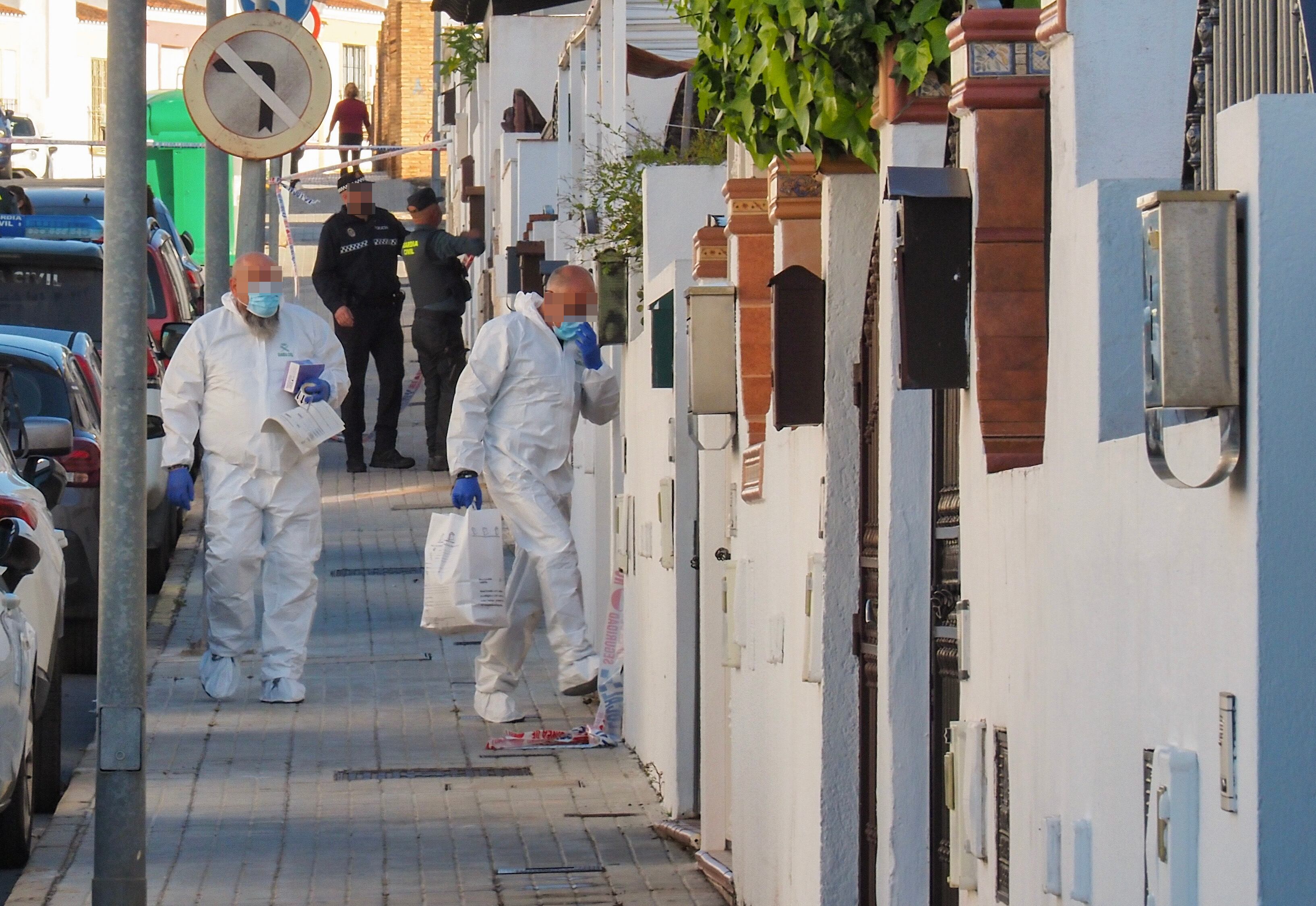 CARTAYA (HUELVA), 24/04/2025.- Efectivos de criminalística de la Guardia Civil investigan el caso de una mujer que ha sido encontrada muerta en el interior de la vivienda donde residía en la calle Madroño en el barrio de El Almendral de Cartaya (Huelva). a Guardia Civil está investigando como un caso de violencia machista la muerte de una mujer de 55 años, que fue golpeada en la cabeza con un objeto contundente y cuyo cadáver fue encontrado en el interior de la vivienda en la que residía en el municipio de Cartaya (Huelva). EFE/Julián Pérez