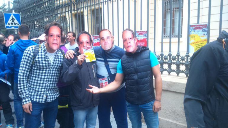 Cerca de un centenar de bomberos del SEPEI se han concentrado con caretas con los rostros de Agustín Moreno y Constantino Berruga