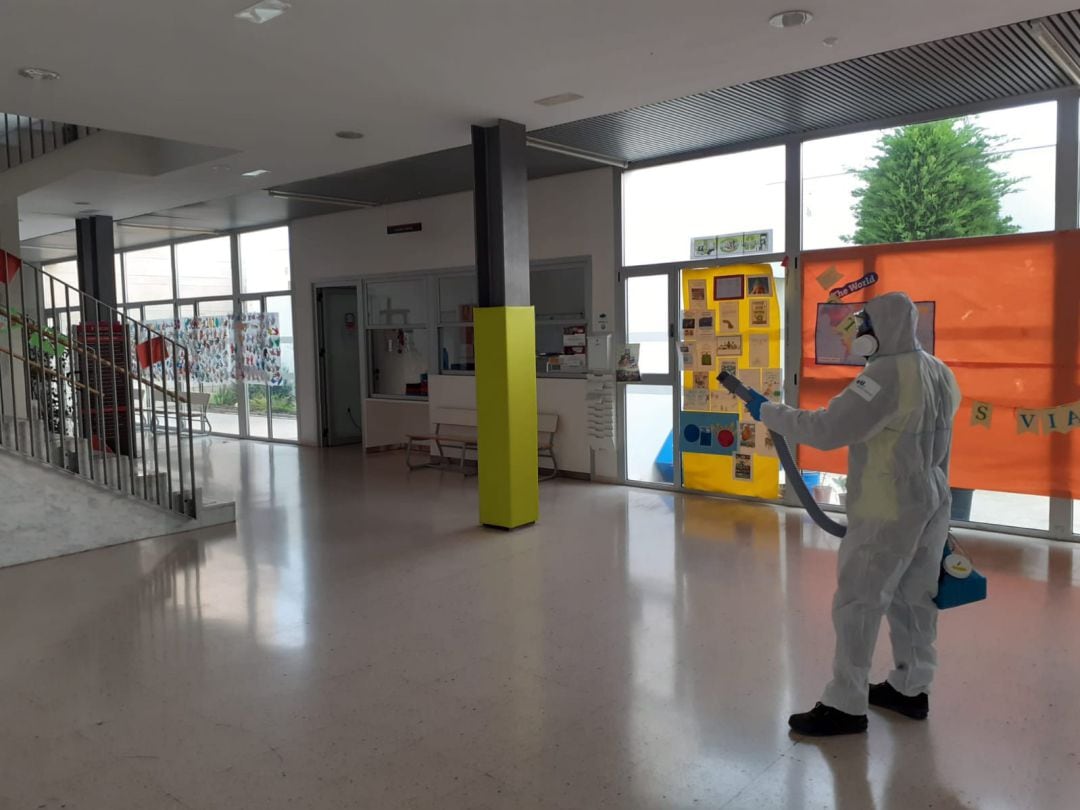 Trabajos de desinfección en los colegios de Gandia que aún no saben cuándo abrirán