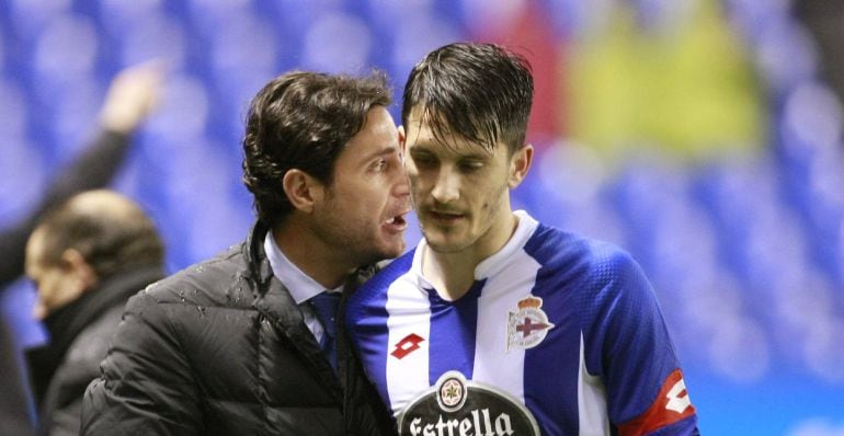 El técnico del Deportivo, Victor Sánchez, felicita a su jugador, Luis Alberto, tras ser sustituido durante el encuentro correspondiente a la jornada 24 de primera división.
