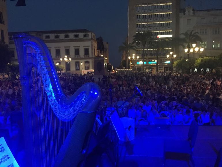 El público espera al inicio del espectáculo inagural de la Noche Blanca del Flamenco 2018, en la plaza de las Tendillas
