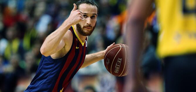 El jugador brasileño lleva el balón mientras hace un gesto de aprobación