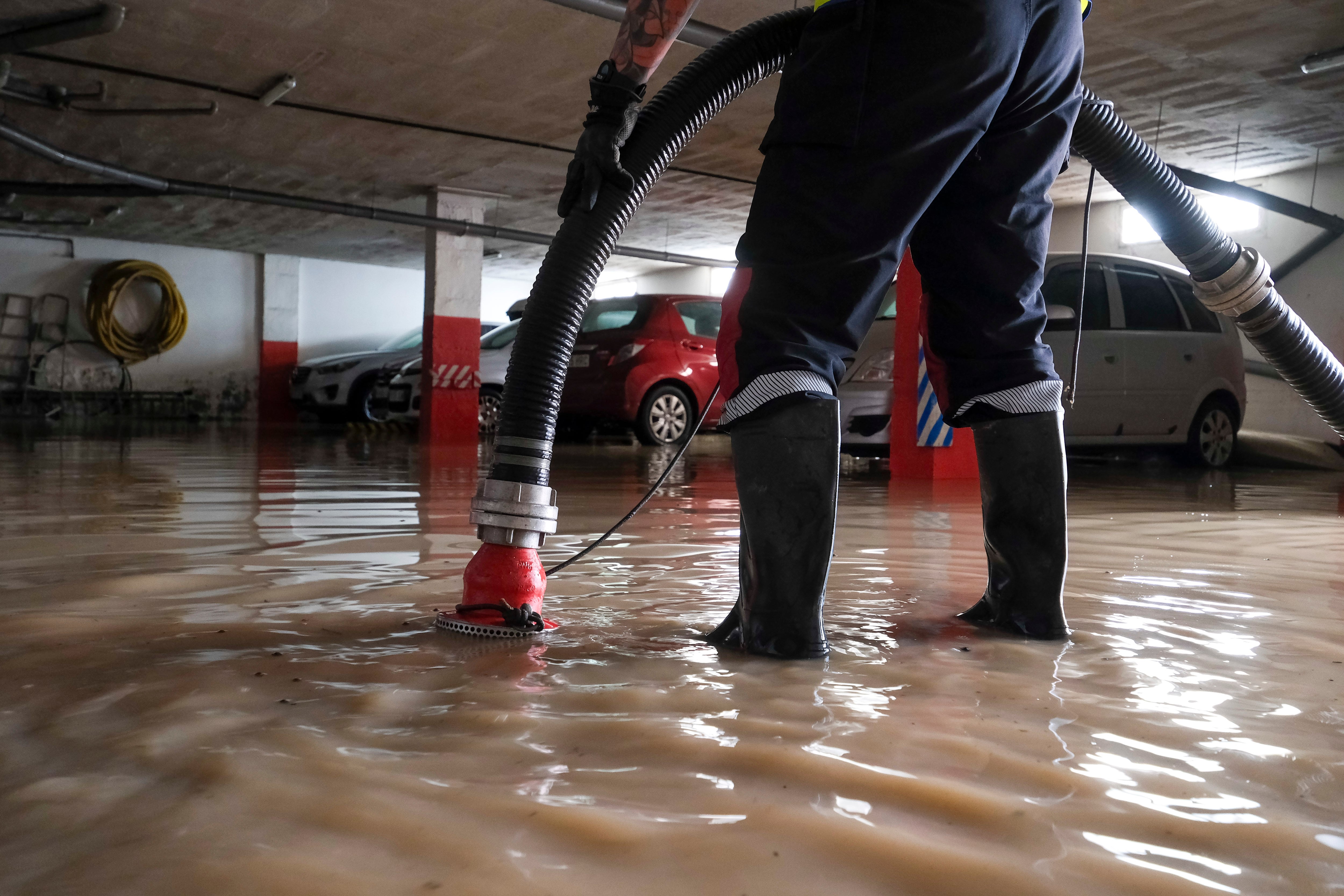 GRAFCAN1759. BAÑADEROS (GRAN CANARIA) (ESPAÑA), 24/03/2026.- La reactivación de la borrasca Therese ha provocado en Gran Canaria fuertes lluvias que han causado numerosos incidentes. En la imagen una persona achica agua de un garaje. EFE/Angel Medina G.