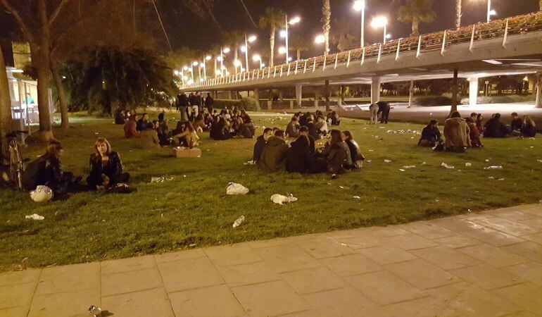 Jóvenes bebiendo en el tramo 9 del cauce del río. 