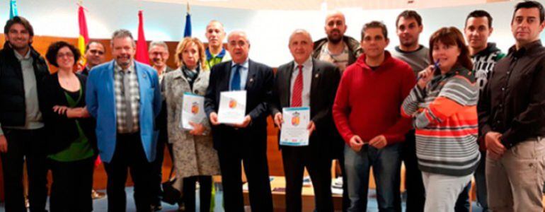 Foto de familia tras la firma del convenio colectivo en el Ayto