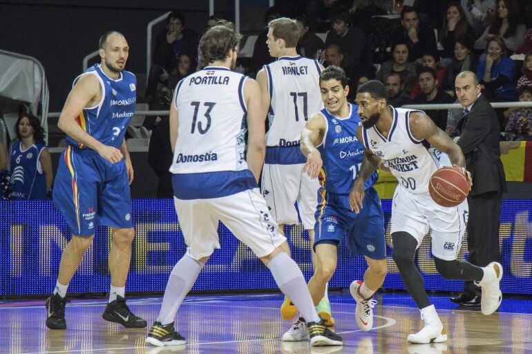 - El escolta estadounidense del Gipuzkoa Basket, Taquan Dean (d), ataca ante la defensa del base español del MoraBanc Andorra, David Navarro (c), durante el partido de la 20 jornada de la Liga ACB que se juega en el pabellón del Poliesportiu d&#039;Andorra, en Andorra la Vella.