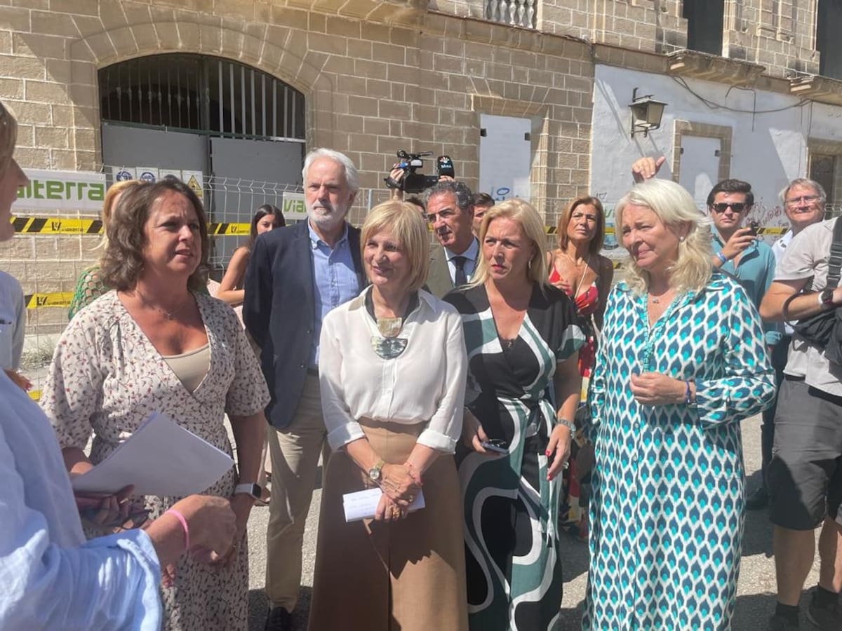 Catalina García, consejera de Salud de la Junta de Andalucía, durante una visita a las obras del centro de salud de Díez-Mérito
