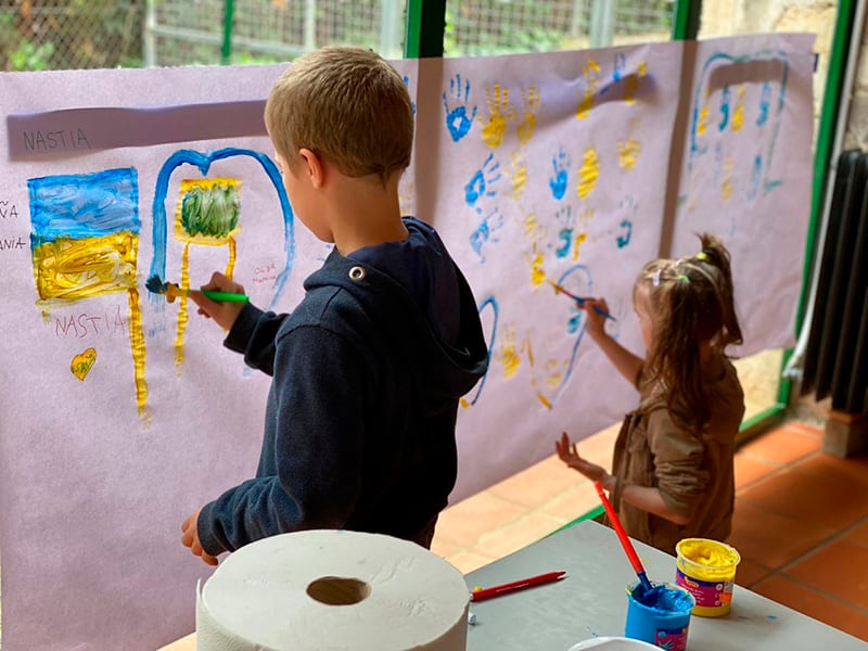 Niños ucranianos dibujan la bandera de su país en un CEIP de la provincia de Alicante