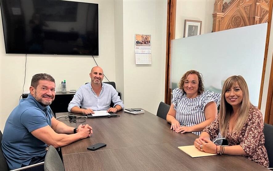 Emilio Argüeso, secretario autonómico de Sistema Sociosanitario, tuvo una reunión con el alcalde de Castalla, Jesús López, y ediles del gobierno local.