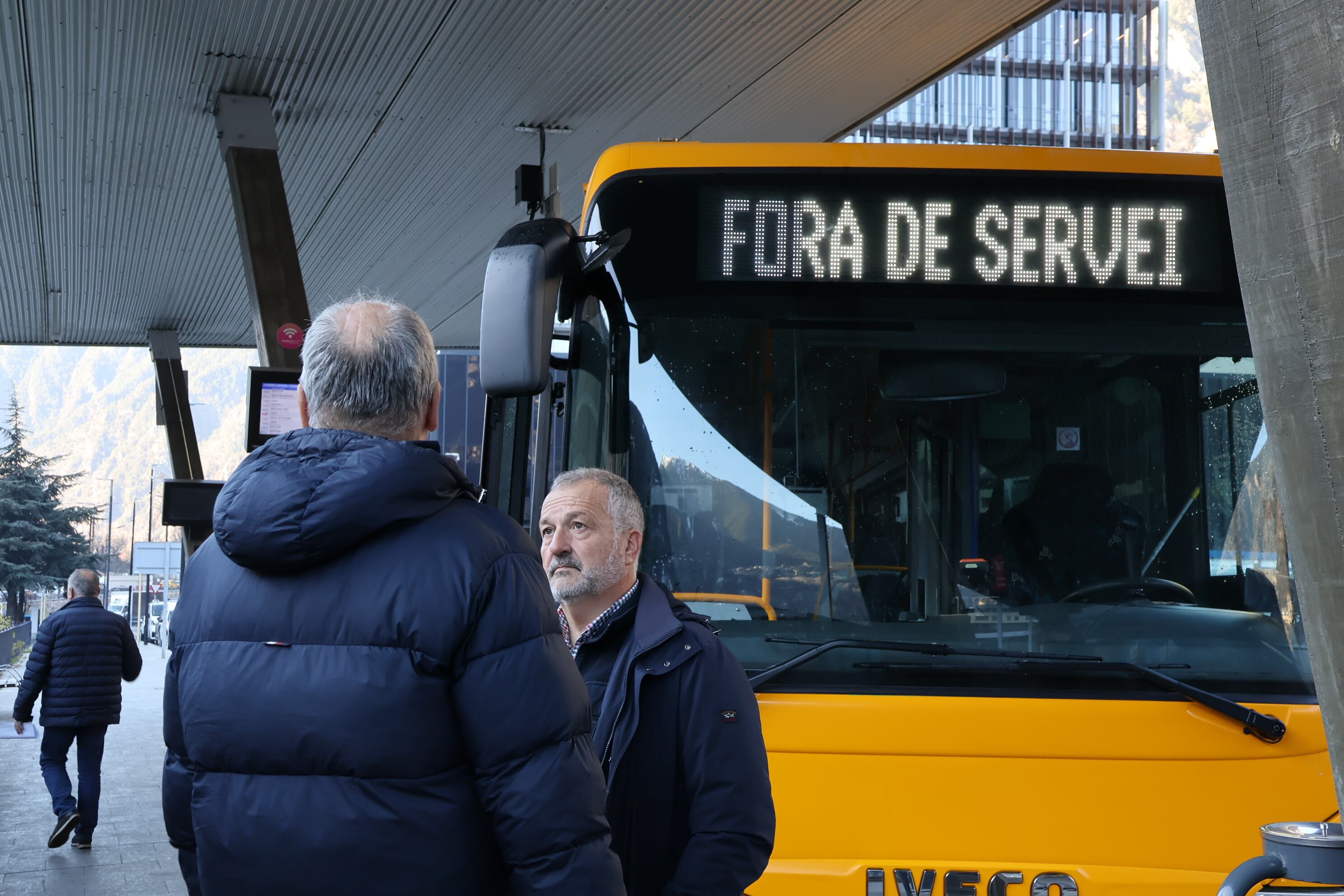 El director general d&#039;Autocars Nadal, Bartumeu Gabriel, al davant d&#039;un dels busos de la companyia.