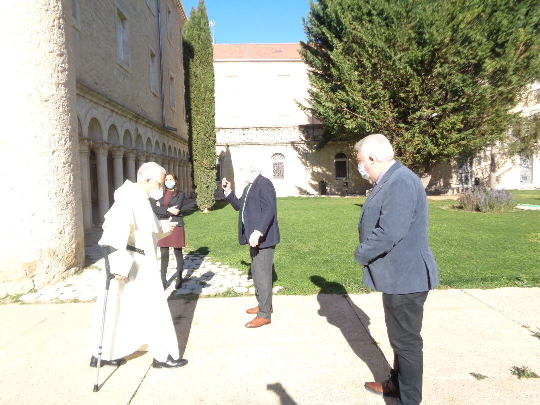 El procurador Josè Ignacio Delgado con el prior, Arsenio Gutiérrez, en el claustro del monasterio, con Antonio Méndez Pozo y la alcaldesa de Caleruega, Lidia Arribas, al fondo