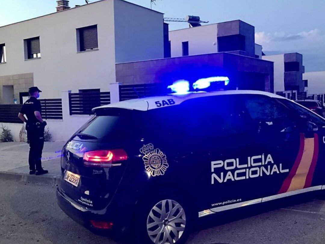 Patrulla vigilando una urbanización de viviendas