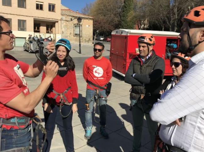 Los comerciales de SER Toledo reciben las indicaciones para subirse a la tirolina de la capital regional