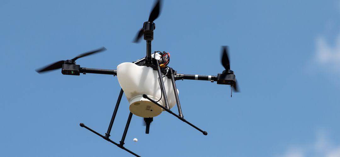 Un dron surcando los cielos