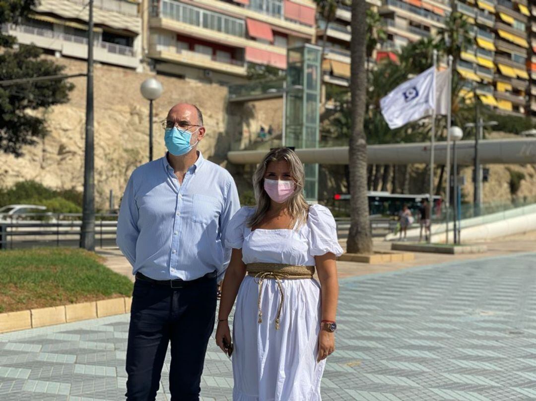 Manuel Villar y Mari Carmen Sánchez frente a la Bandera &quot;Q&quot;