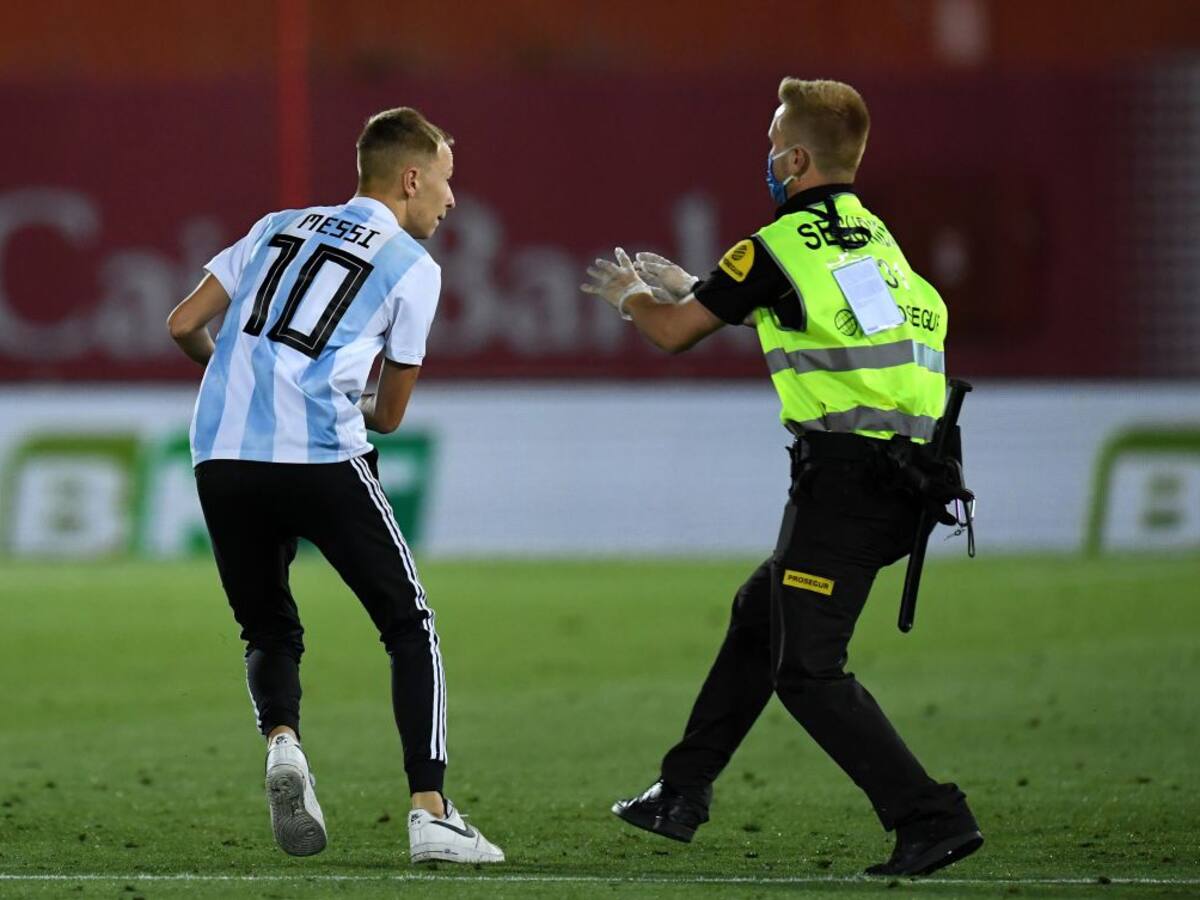 Un espontáneo salta al campo durante el Mallorca-Barcelona