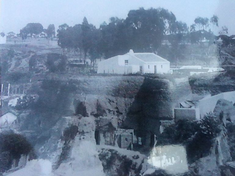 Cabezo del Conquero con las casas cuevas