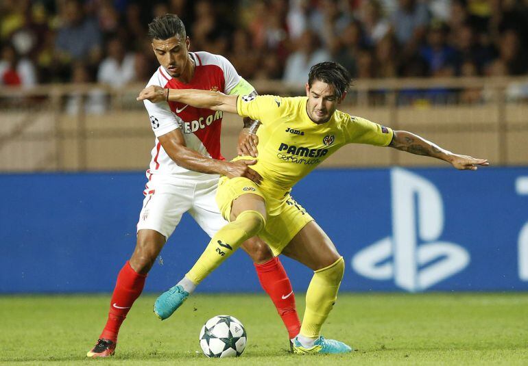 Alexandre Pato disputa el balón con Nabil Dinar en la vuelta de la previa de la Champions.