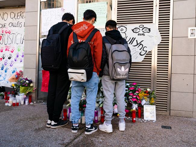 -FOTODELDÍA- SALLENT (BARCELONA), 24/02/2023.- Velas, flores y pancartas en el domicilio de la menor de 12 años que el pasado martes se suicidó saltando por el balcón de su casa en Sallent (Barcelona) junto a su hermana gemela, que continúa grave, un hecho que los Mossos d'Esquadra creen que se pudo deber a causas multifactoriales, entre ellas problemas por la identidad de género y el acoso escolar. EFE/Siu Wu