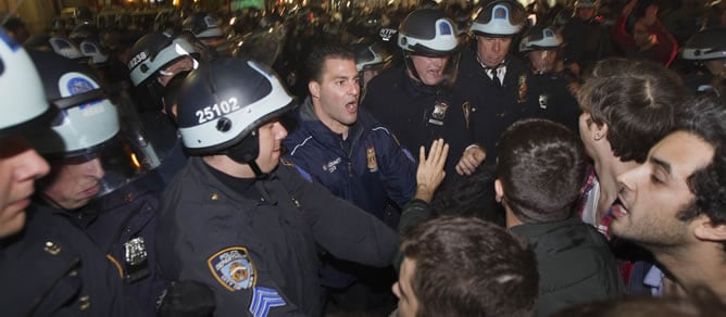 La policía desaloja a los indignados de Nueva York