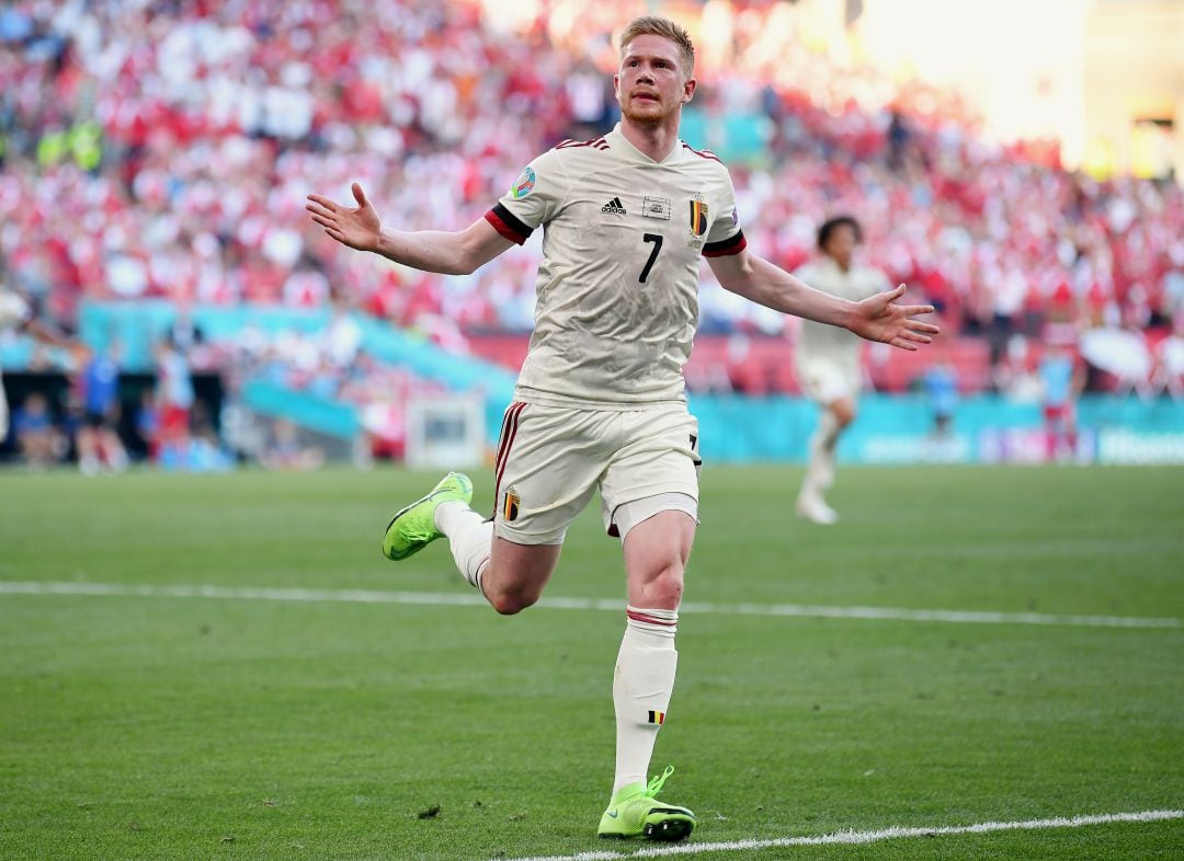 De Bruyne celebra el tanto que da la victoria a Bélgica ante Dinamarca