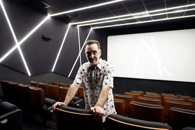 El propietario de los cines, Miguel Ángel Pérez, posa para el fotógrafo durante la jornada de puertas abiertas en los Cines Embajadores previa a su apertura al público el 3 de julio, este domingo en Madrid