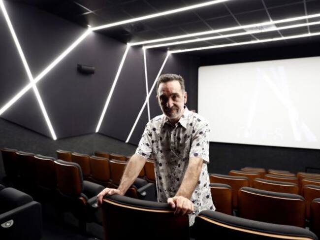 El propietario de los cines, Miguel Ángel Pérez, posa para el fotógrafo durante la jornada de puertas abiertas en los Cines Embajadores previa a su apertura al público el 3 de julio, este domingo en Madrid