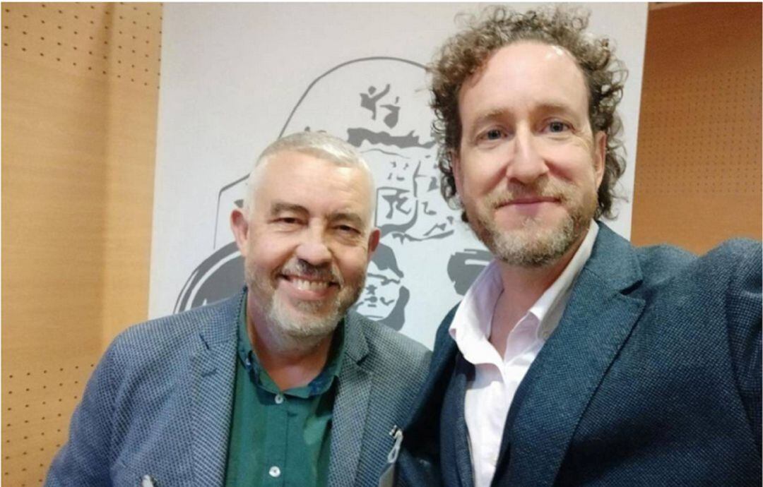 Selfie de Pepe Belmonte y Jerónimo Tristante durante el encuentro de clubes de lectura con motivo del 75 aniversario de la biblioteca municipal de Yecla @JernimoTristant