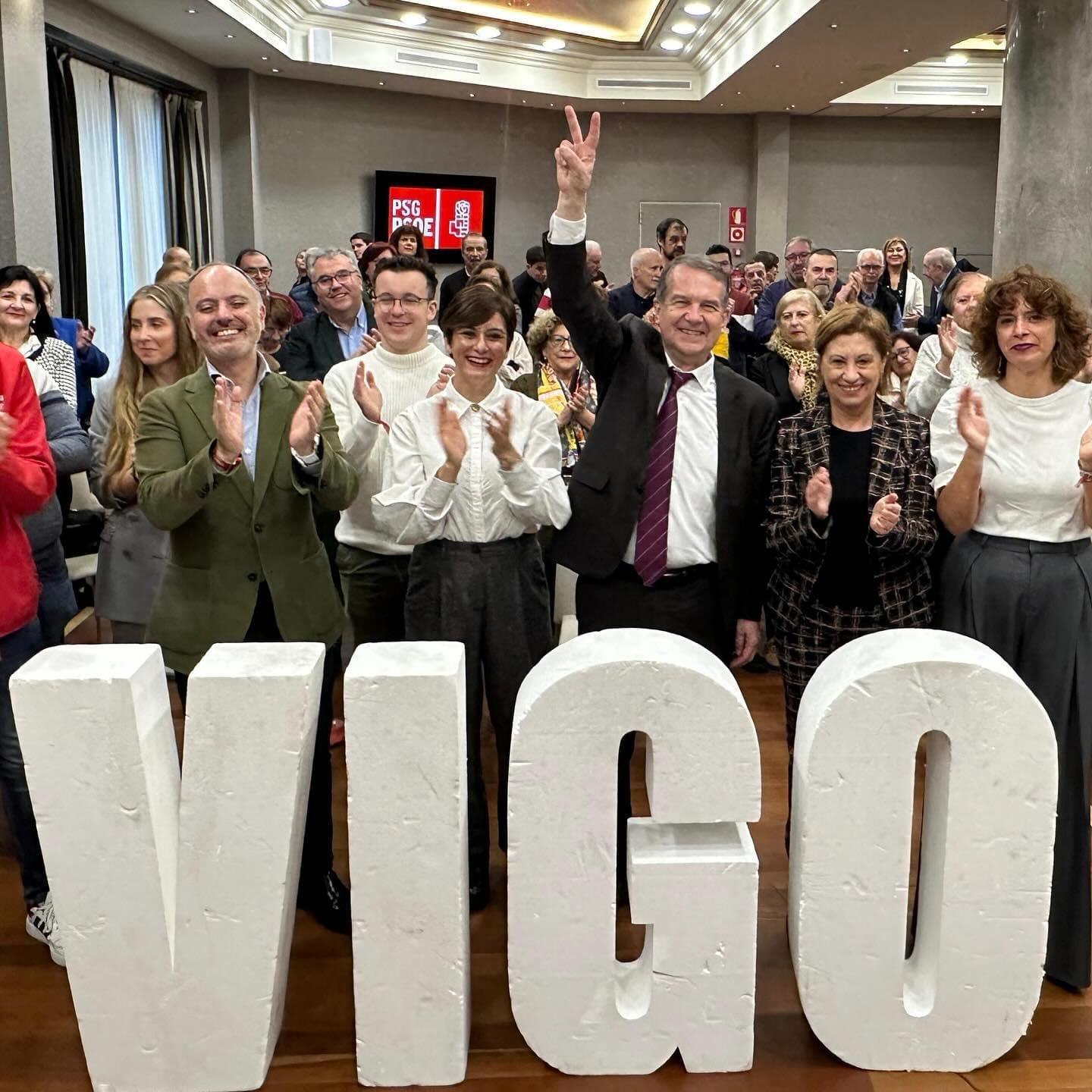 La ministra de vivienda, Isabel Rodríguez, en un acto en Vigo acompañada del alcalde, Abel Caballero