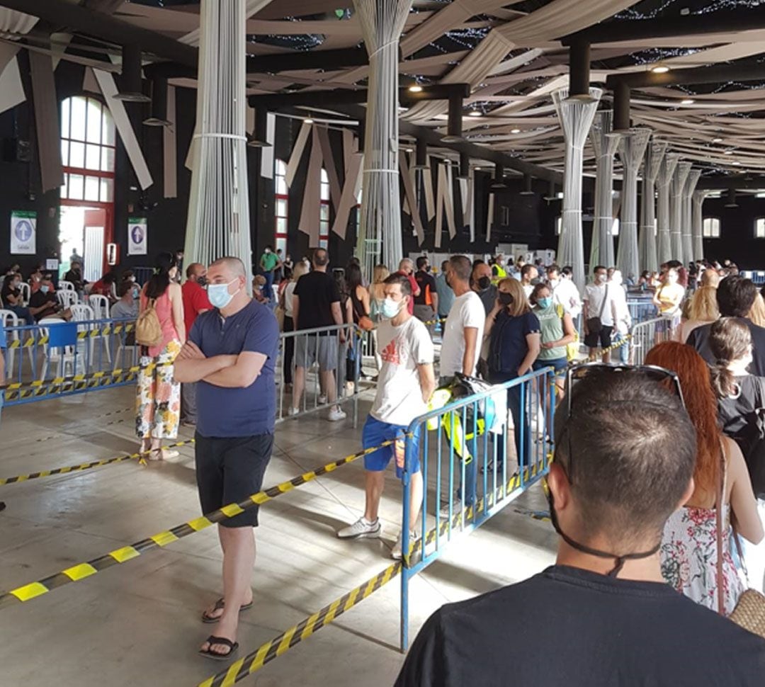 Colas para la vacunación contra la covid en las instalaciones de la Feria de Muestras de Armilla-Granada (FERMASA)