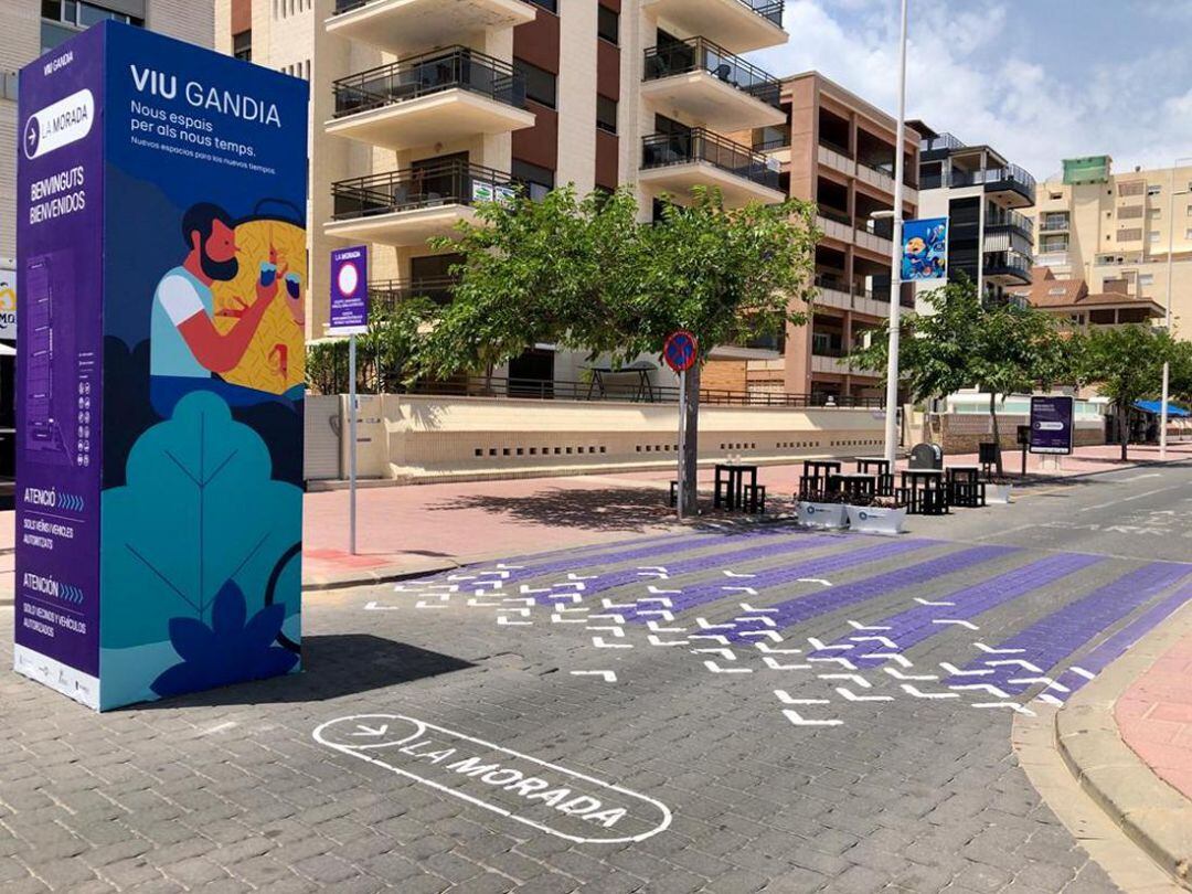 Pasos de peatones en morado en la denominada zona La Morada en la playa de Gandia