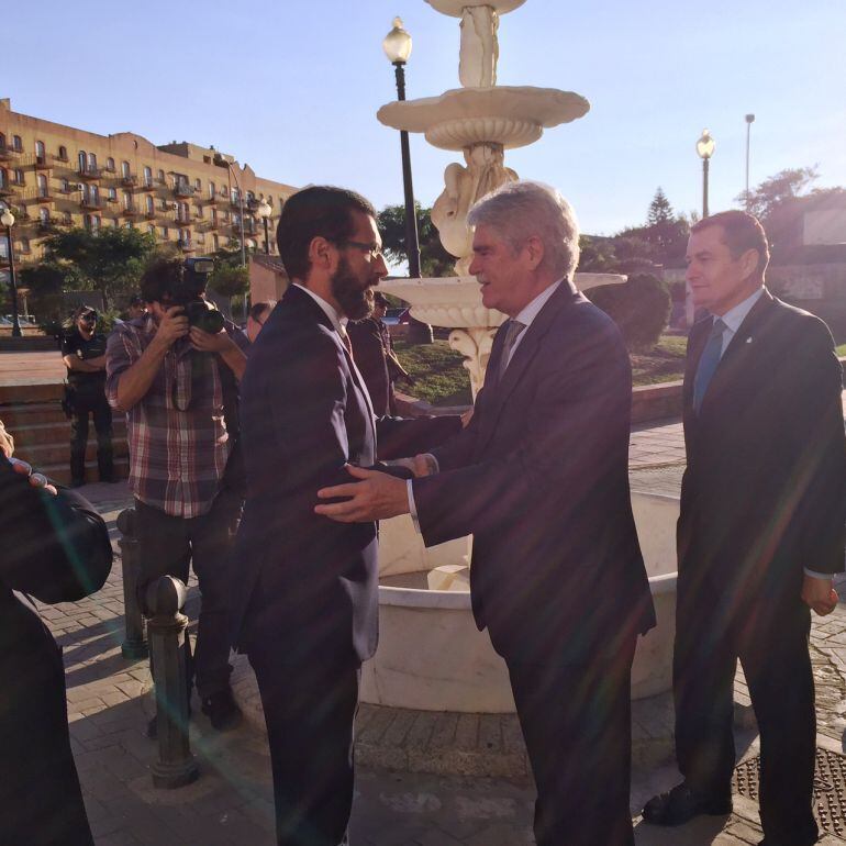 El alcalde de La Línea, Juan Franco, recibe al Ministro de Asuntos Exteriores, Alfonso dastis, durante su visita de septiembre de 2017