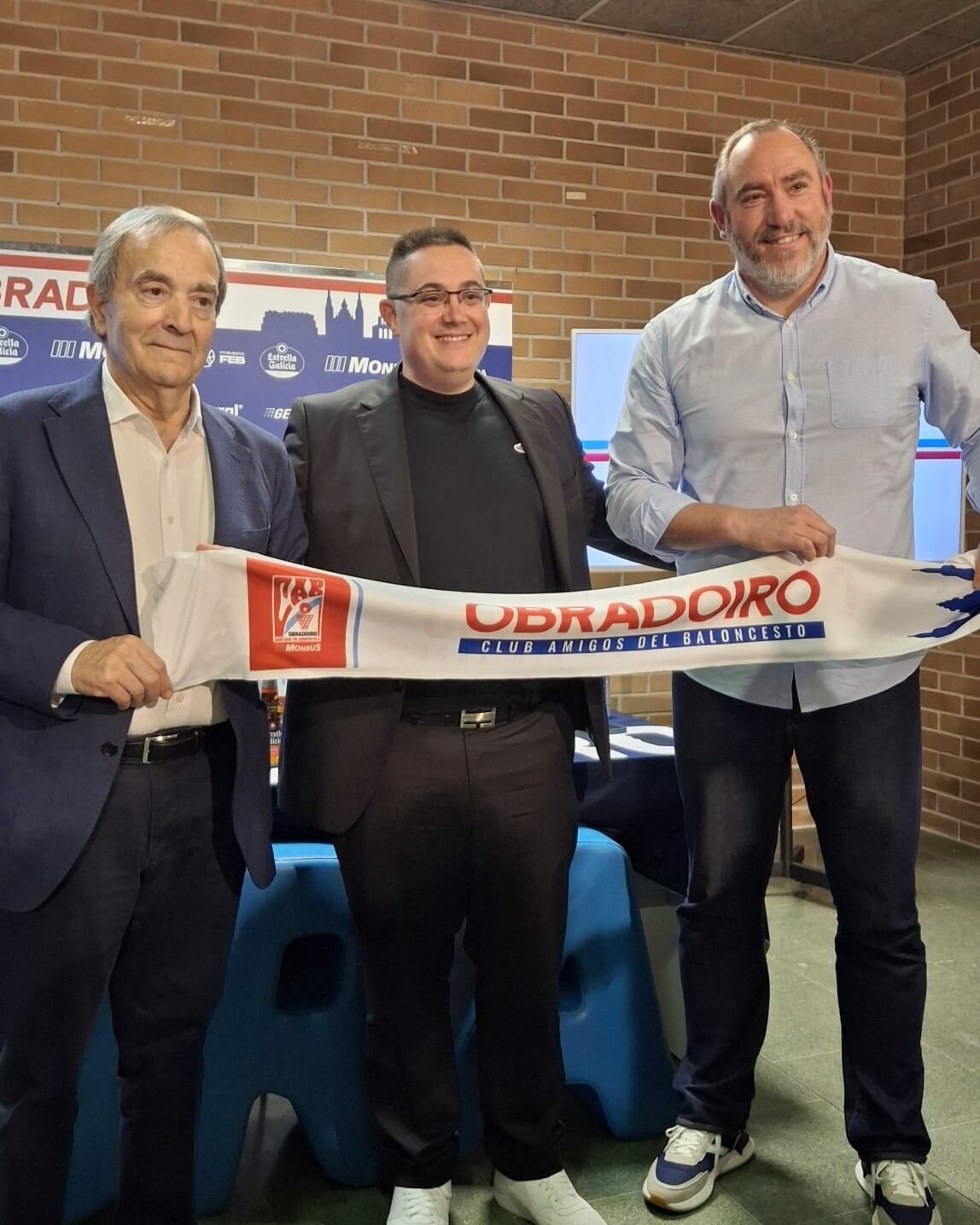 Raúl López, Diego Epifanio y Héctor Galán en la sala de prensa del Fontes do Sar