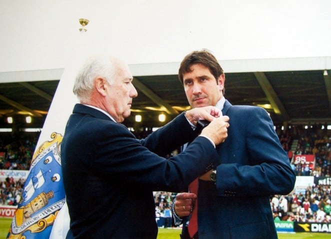 El ex presidente Manuel Huerta le coloca a Ceballos la insignia de oro y brillantes del Racing