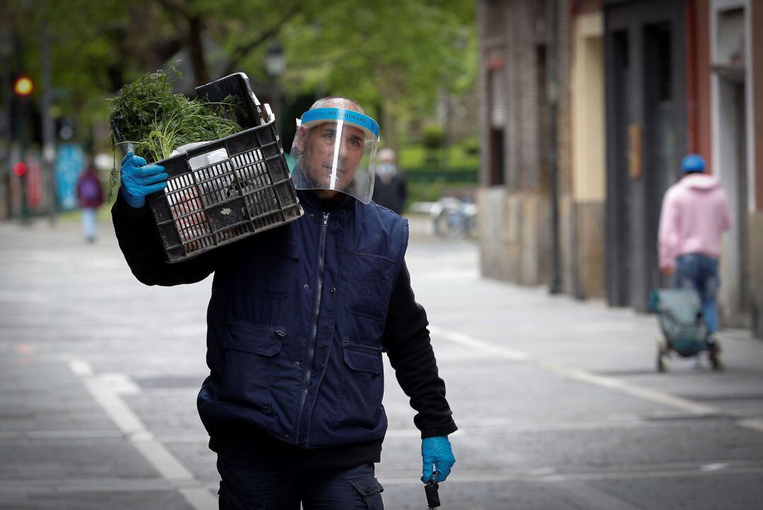  Un repartidor lleva la compra a un domicilio en Pamplona durante la séptima semana de confinamiento en casa declarado por la crisis sanitaria del coronavirus con el objetivo de prevenir la propagación del mismo donde la vuelta al trabajo se va realizando de forma escalonada