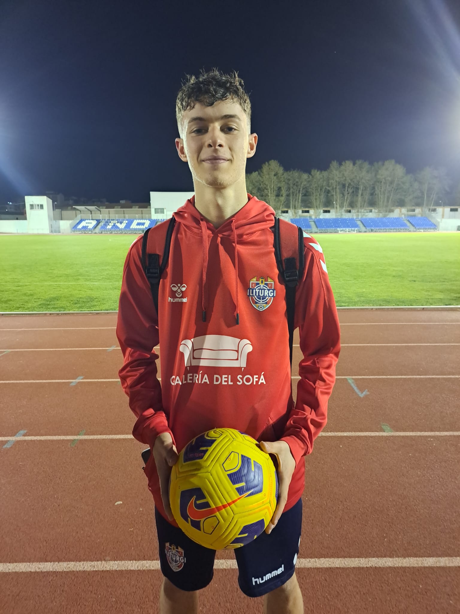 Miguel Aglio con el balón del partido tras conseguir marcar tres goles al Fuensanta CF.