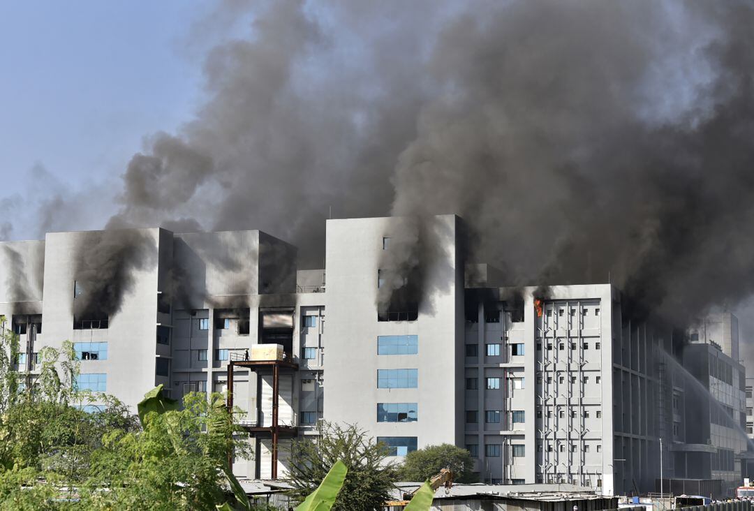 Un incendio en la sede del mayor fabricante de vacunas del mundo, el Instituto Serum, deja al menos cinco muertos en la India.