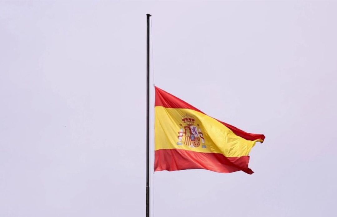 Bandera de España a media asta