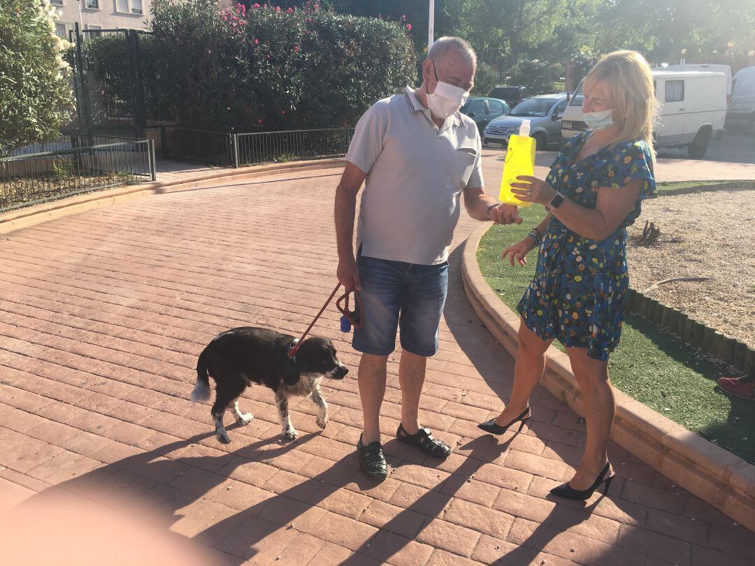 La edil de Salud de Petrer presenta la campaña contra el orín de los animales de compañía