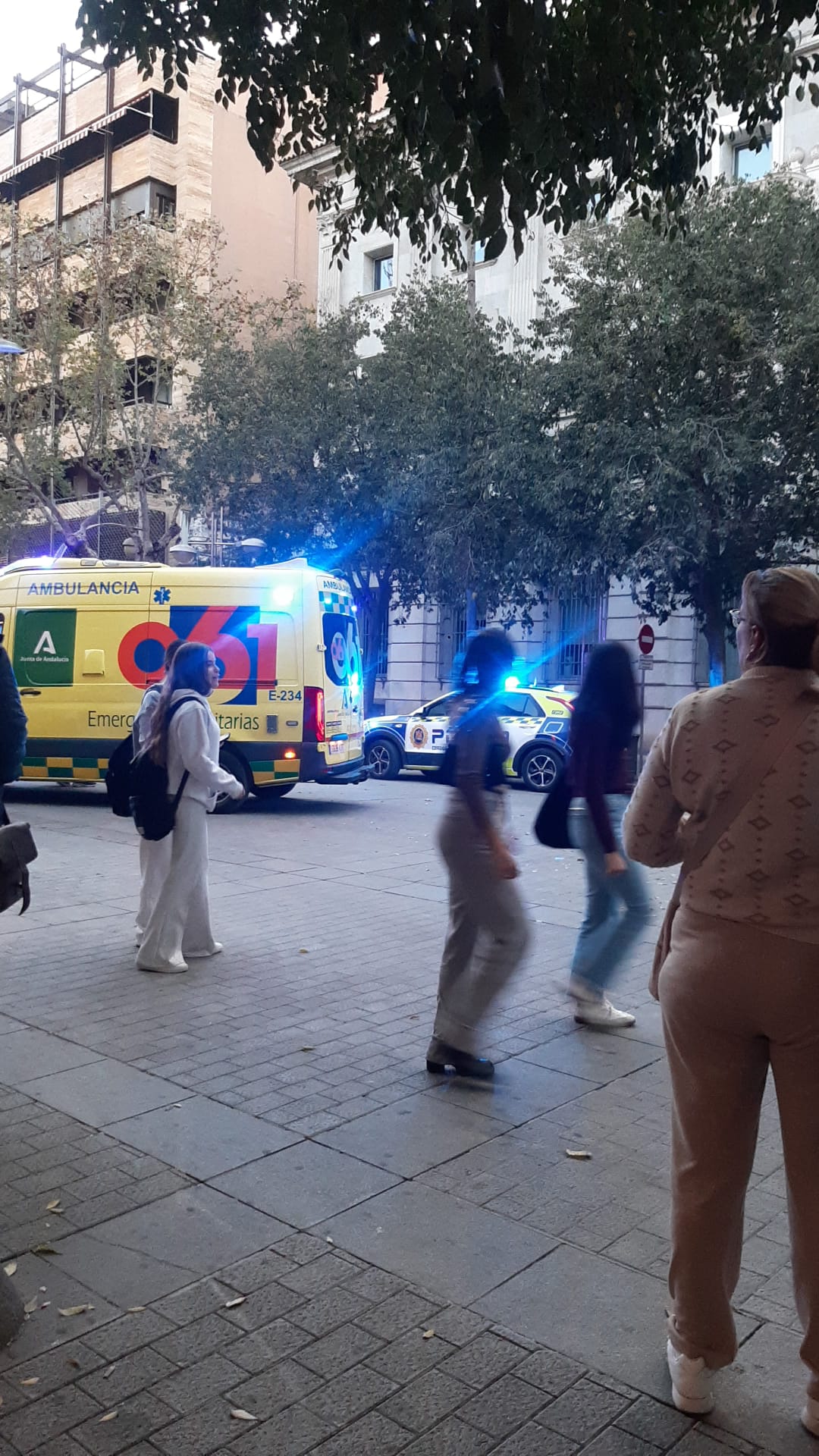 Servicios de emergencias tras el aviso de incendio en un edificio de Gran Capitán.