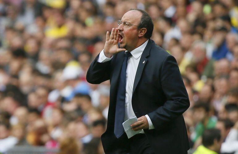 Rafa Benítez da instrucciones a sus jugadores durante un partido de Liga.