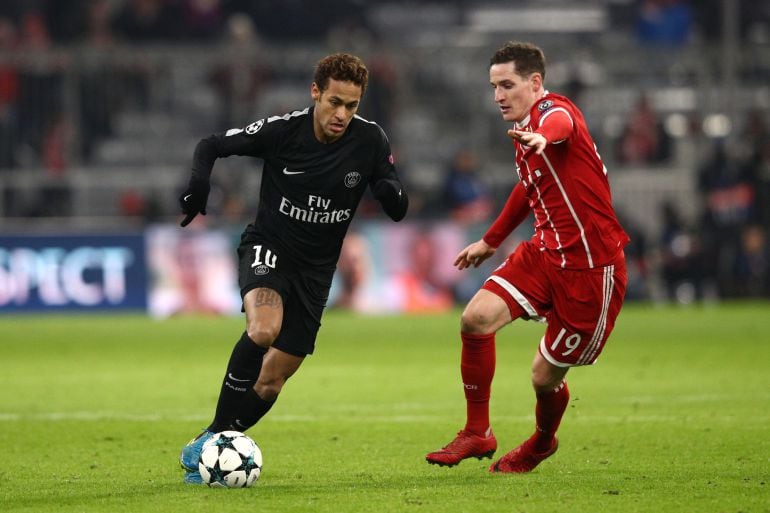 Neymar disputa un balón con Sebastian Rudy durante el partido contra el Bayern. 