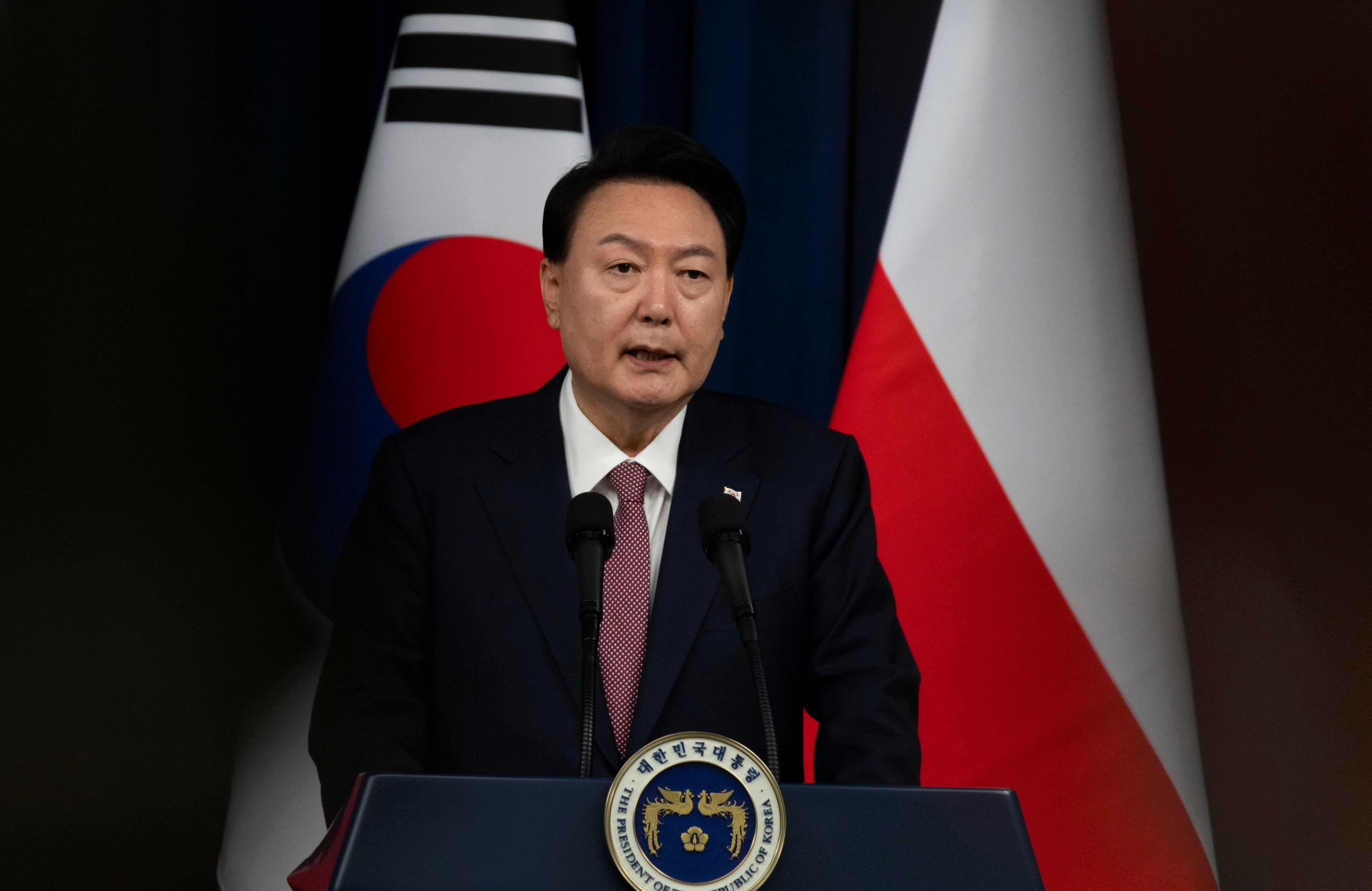 El presidente surcoreano Yoon Suk Yeol durante su comparecencia junto al presidente de Polonia este jueves en Seúl