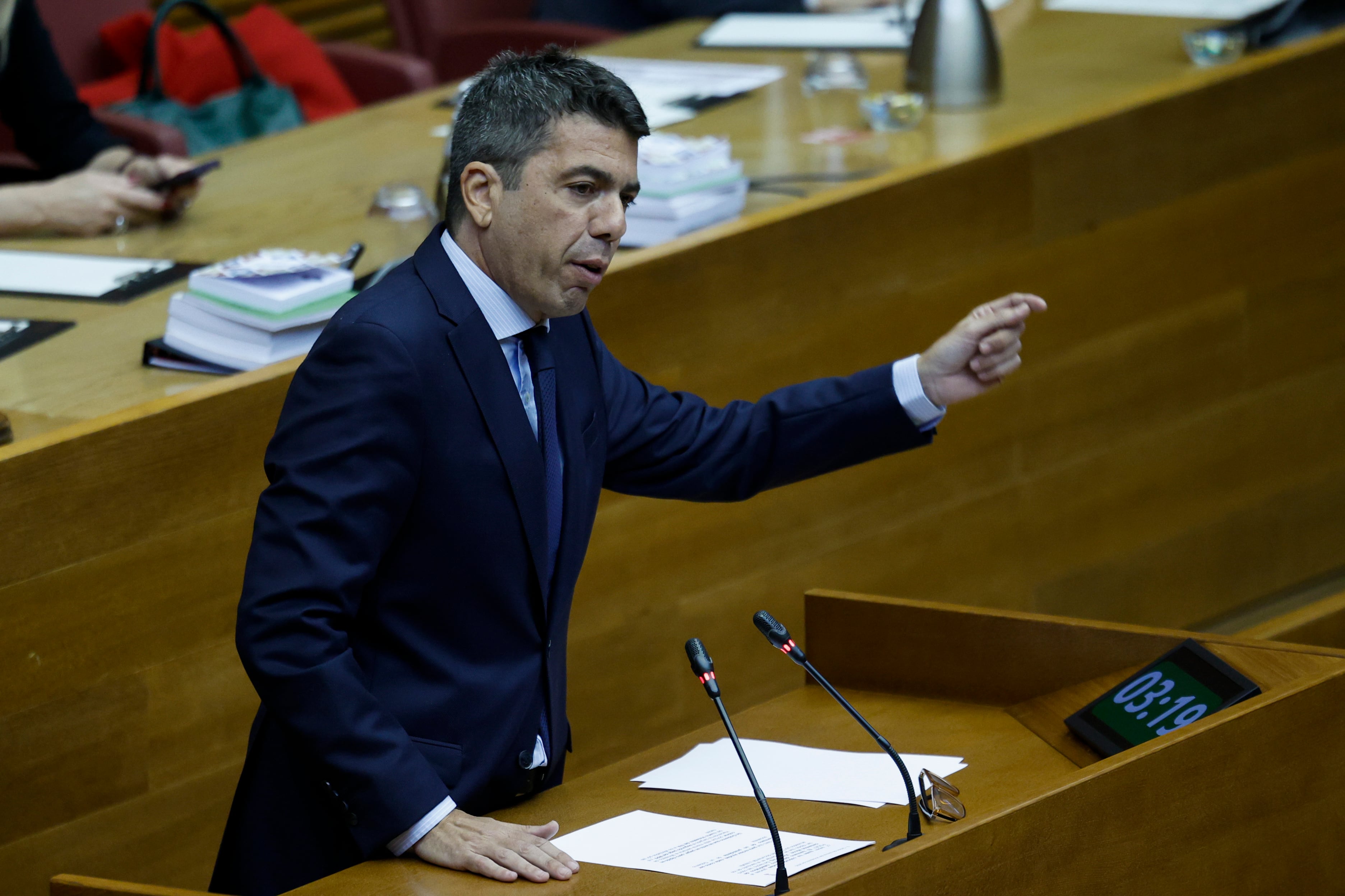 GRAFCVA5611. VALENCIA, 20/02/2025.- El president de la Generalitat, Carlos Mazón, durante su intervención en el pleno de Les Corts Valencianes que vota la propuesta de Compromís de pedir su dimisión por la gestión de la dana del 29 de octubre, iniciativa que apoyará el PSPV-PSOE pero que no saldrá adelante al ser rechazada con los votos del PP y Vox. EFE/Biel Aliño
