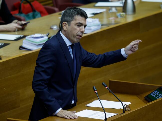 GRAFCVA5611. VALENCIA, 20/02/2025.- El president de la Generalitat, Carlos Mazón, durante su intervención en el pleno de Les Corts Valencianes que vota la propuesta de Compromís de pedir su dimisión por la gestión de la dana del 29 de octubre, iniciativa que apoyará el PSPV-PSOE pero que no saldrá adelante al ser rechazada con los votos del PP y Vox. EFE/Biel Aliño