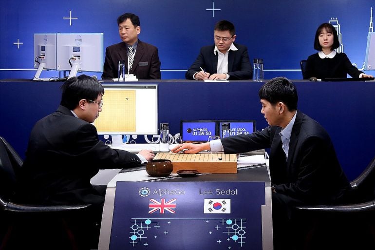 La segunda partida entre AlphaGo y el surcoreano Lee Sedol en Seúl ha durado más de cuatro horas y ha terminado con la derrota del jugador humano. 