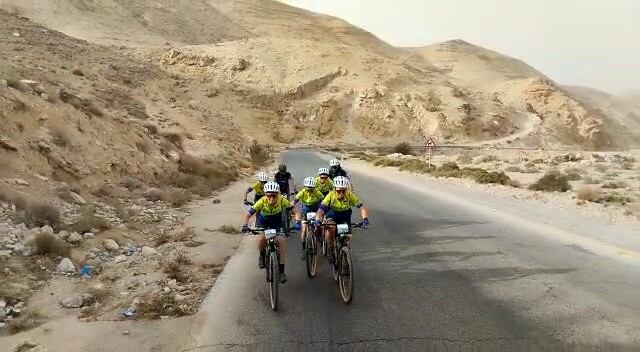 Las cinco integrantes del Reto Pelayo Vida durante un momento de la etapa en bicicleta