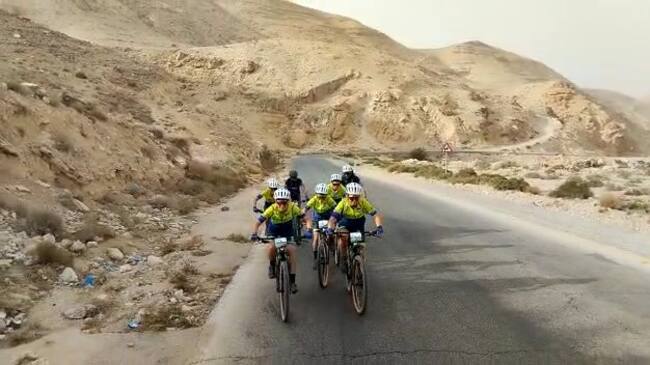 Las cinco integrantes del Reto Pelayo Vida durante un momento de la etapa en bicicleta